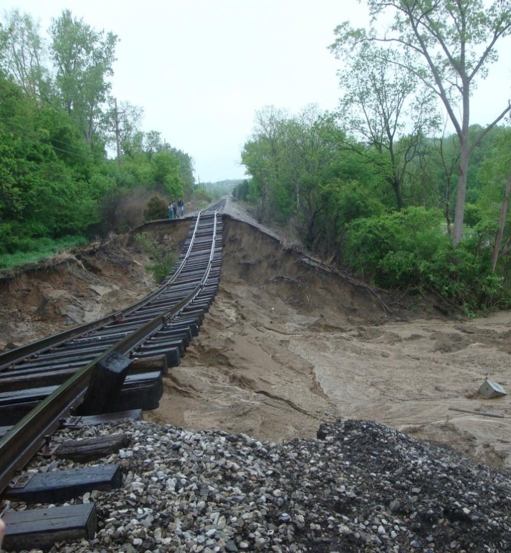 تخریب زیرسازی مسیر راه‌آهن به علت عدم زهکششی مناسب مسیر و آبشستگی
