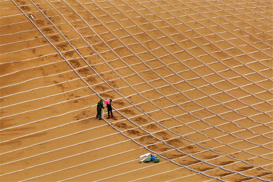 استفاده از کیسه‌های شنی در تبدیل صدها هکتار از زمین‌های کویر کوبوکی در شمال چین (Inner Mongolia's Kubuqi Desert)