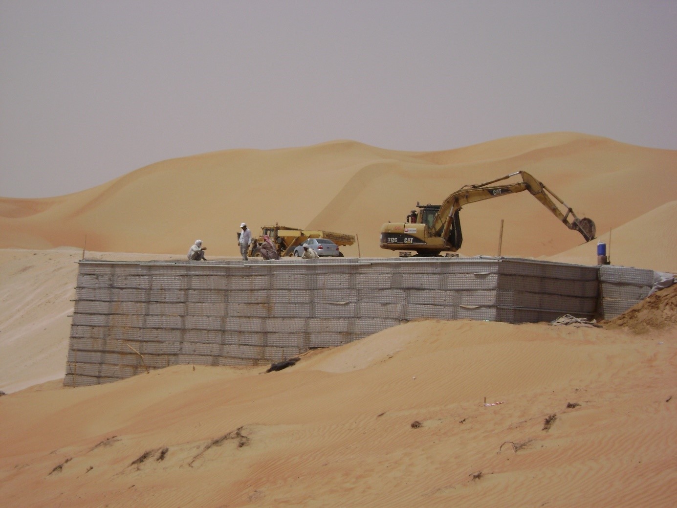 شکل 2 استفاده از ژئوگرید خاکی و تراکم بالای خاک‌های رسی و شنی در بستر ناپایدار کویر،  پروژه ساخت یک هتل در امارات متحده عربی